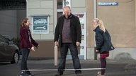 Klaus, Mila und Antonia spielen Gummitwist