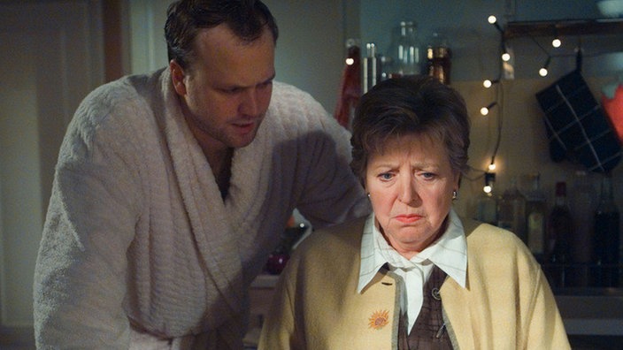 Klaus (Moritz A. Sachs) hat Mühe, Helgas (Marie-Luise Marjan) Laune aufzuhellen. Zu schwer wiegen die Ereignisse der vergangenen Woche.