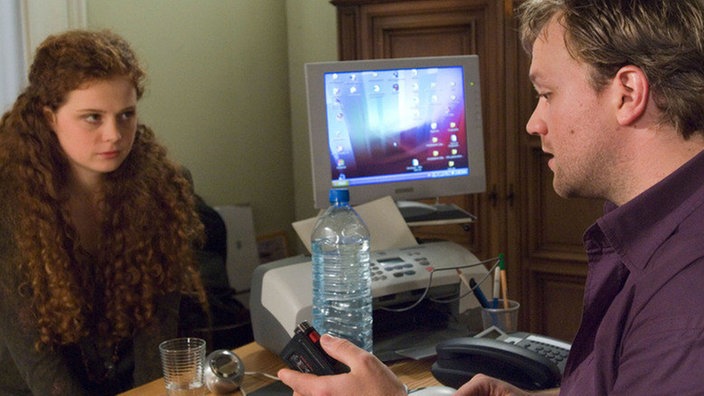 Klaus (Moritz A. Sachs) interviewt Nastya (Anja Antonowicz) zu ihrer leidvollen Vergangenheit. Es ist das erste Mal, dass Nastya so offen darüber spricht.