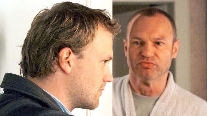 Klaus (Moritz A. Sachs, links) konfrontiert Brenner (Klaus Nierhoff) mit neuen Vorwürfen.