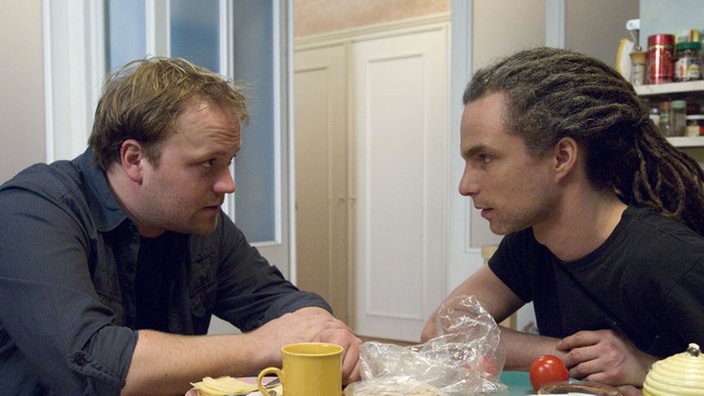 Klaus (Moritz A. Sachs, links) macht Momo (Moritz Zielke) keine Hoffnung: Angelina will noch immer, dass Momo auszieht.