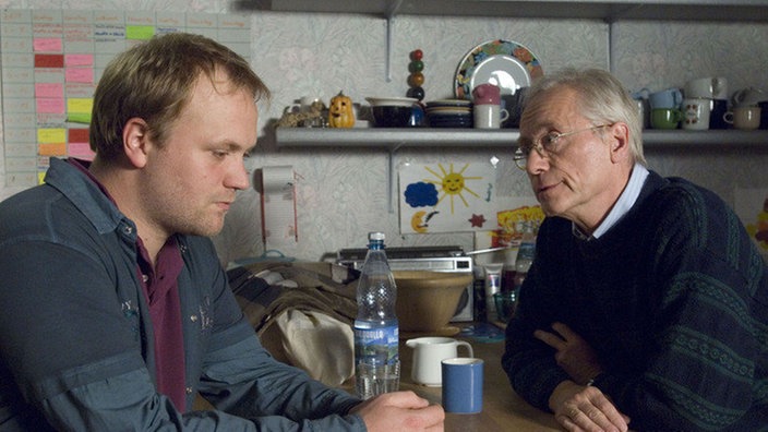Klaus (Moritz A. Sachs, links) sucht nach einem Babysitter für den Abend – und wird bei Hans (Joachim Hermann Luger) fündig.