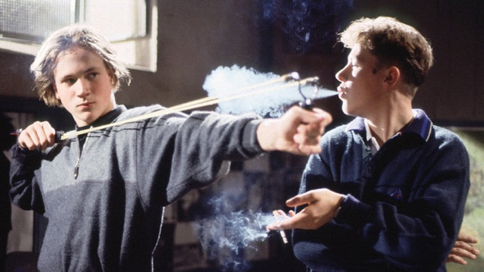 Klaus (Moritz A. Sachs, links) und Olli (Willi Herren) machen sich fit in Messerwurf und Zwillenschuss.