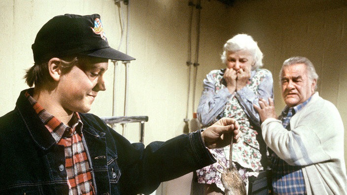Klaus (Moritz A. Sachs, links) zeigt auch Else (Annemarie Wendl) und Egon (Wolfgang Grönebaum) das tote Tier.