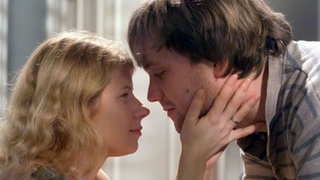 Klaus (Moritz A. Sachs) macht Nina (Jacqueline Svilarov) Mut: Der gemeinsame Abend mit den Polizeikollegen wird sicherlich ein Erfolg.