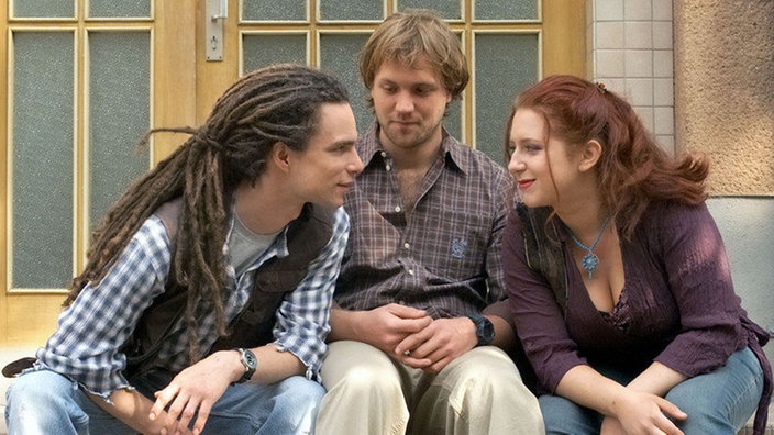 Klaus (Moritz A. Sachs, Mitte) hat Zweifel, ob Iffi (Rebecca Siemoneit-Barum) und Momo (Moritz Zielke) wirklich wieder zusammenziehen sollen.