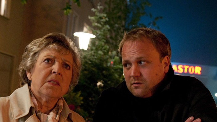 Klaus (Moritz A. Sachs) möchte eine Hochzeit organisieren und Iffi entscheiden lassen, ob sie „Ja“ sagt. Helga (Marie-Luise Marjan) hält das für eine Schnapsidee