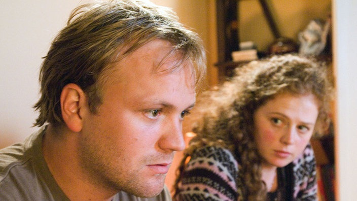 Klaus (Moritz A. Sachs) plagen Zweifel: Wie soll er künftig mit Nastya (Anja Antonowicz) umgehen?