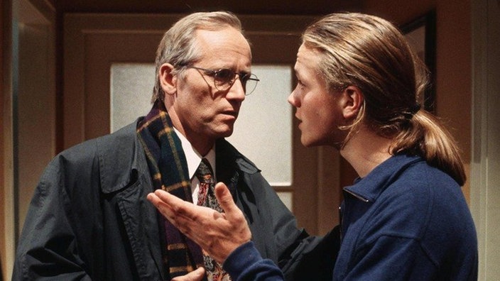 Klaus (Moritz A. Sachs, rechts) und Hans (Joachim Hermann Luger) wissen nicht, wie sie in Sachen Anzeige gegen Matthias vorgehen sollen.
