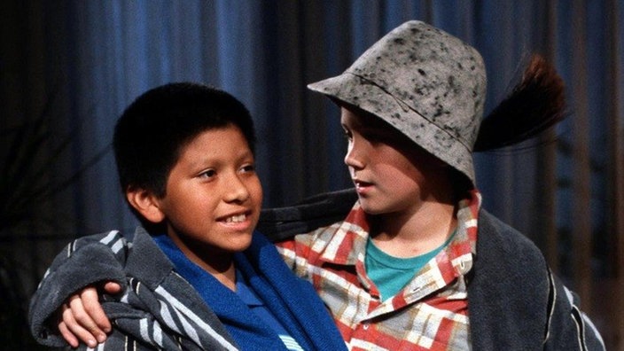 Klaus (Moritz A. Sachs, rechts) und Manoel (Marcel Komissin) proben für das Krippenspiel.