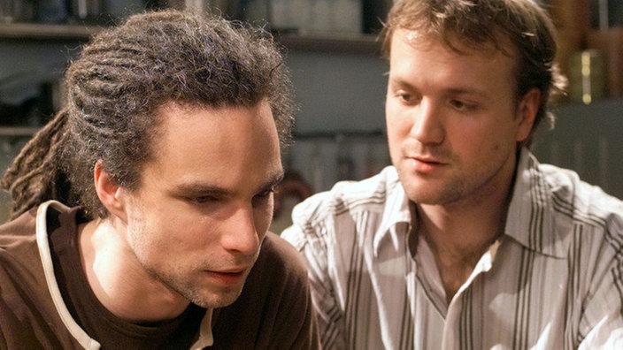 Klaus (Moritz A. Sachs, rechts) vermutet, dass Momo (Moritz Zielke) insgeheim noch immer in Iffi verliebt ist.