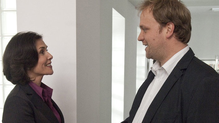 Klaus (Moritz A. Sachs) trifft sich mit Frau Kerner (Antonia Reidel) zu einem Interview.