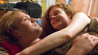 Klaus (Moritz A. Sachs) und Nastya (Anja Antonowicz) beenden das Jahr auf ihre Weise: Sie landen unvermittelt im Bett.