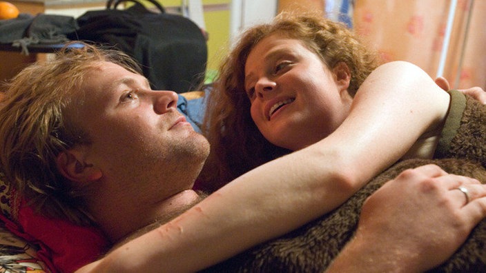 Klaus (Moritz A. Sachs) und Nastya (Anja Antonowicz) beenden das Jahr auf ihre Weise: Sie landen unvermittelt im Bett.