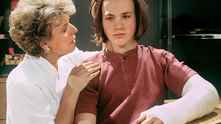 Klaus (Moritz A. Sachs) will seiner Mutter (Marie-Luise Marjan) nicht verraten, wie er sich den Arm gebrochen hat.