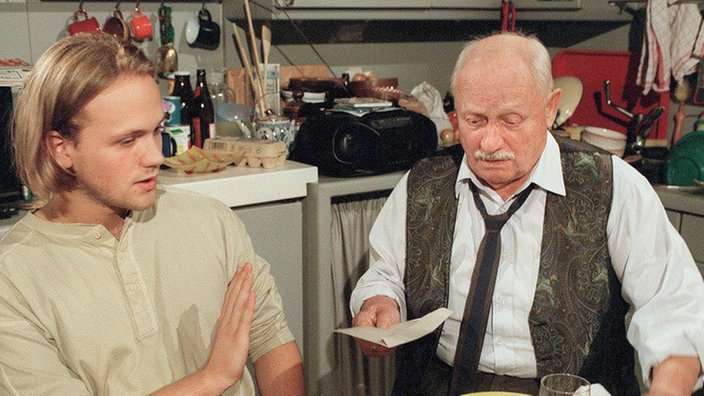 Klaus (Moritz A. Sachs,li) ist erstaunt: Onkel Franz (Martin Rickelt) bietet ihm finanzielle Unterstützung an.