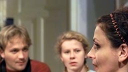 Klaus, Nina und Suzanne (Susanne Evers) diskutieren, wie sie weiter im Fall Carmen vorgehen sollen.