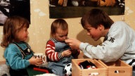 Klaus spielt mit Sarah und Tom