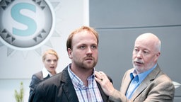 Klaus und Erich stehen in der "Society"-Zentrale