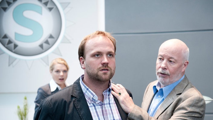 Klaus und Erich stehen in der "Society"-Zentrale