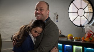 Klaus und Kay umarmen sich