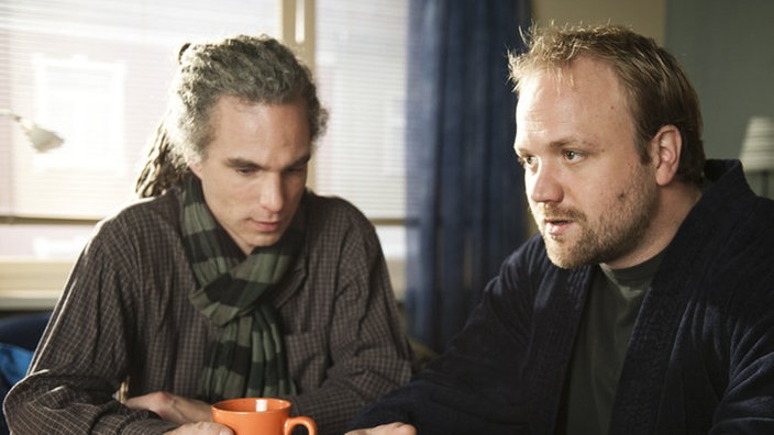 Klaus und Momo sitzen am Esstisch