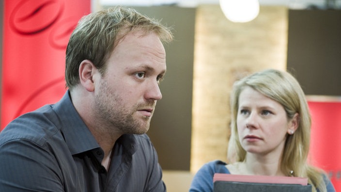 Klaus und Nina sitzen im Café George