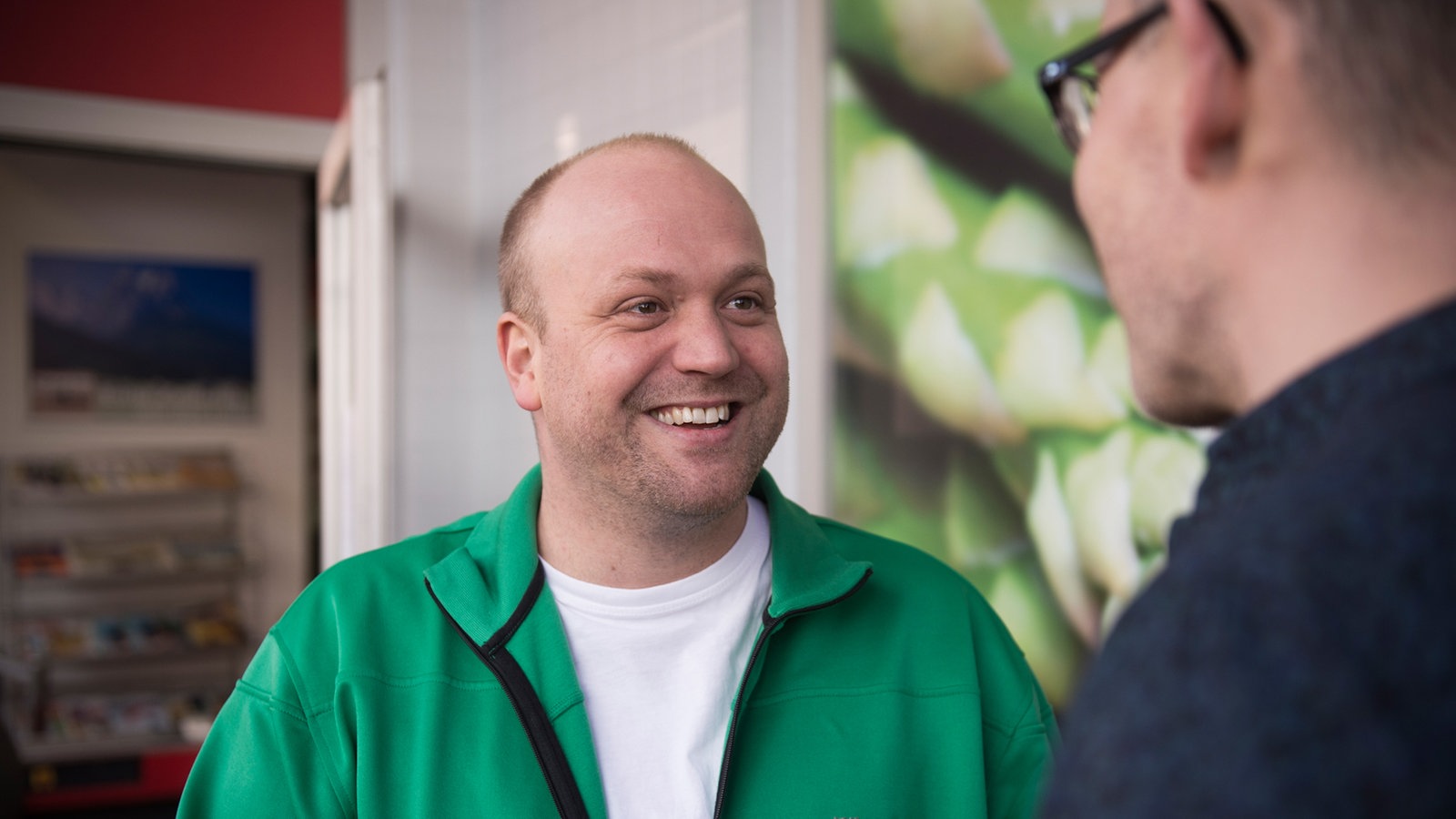 Klaus und Philipp treffen sich freudig vorm Naro-Supermarkt