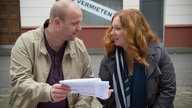 Klaus zeigt Iffi einen Zettel