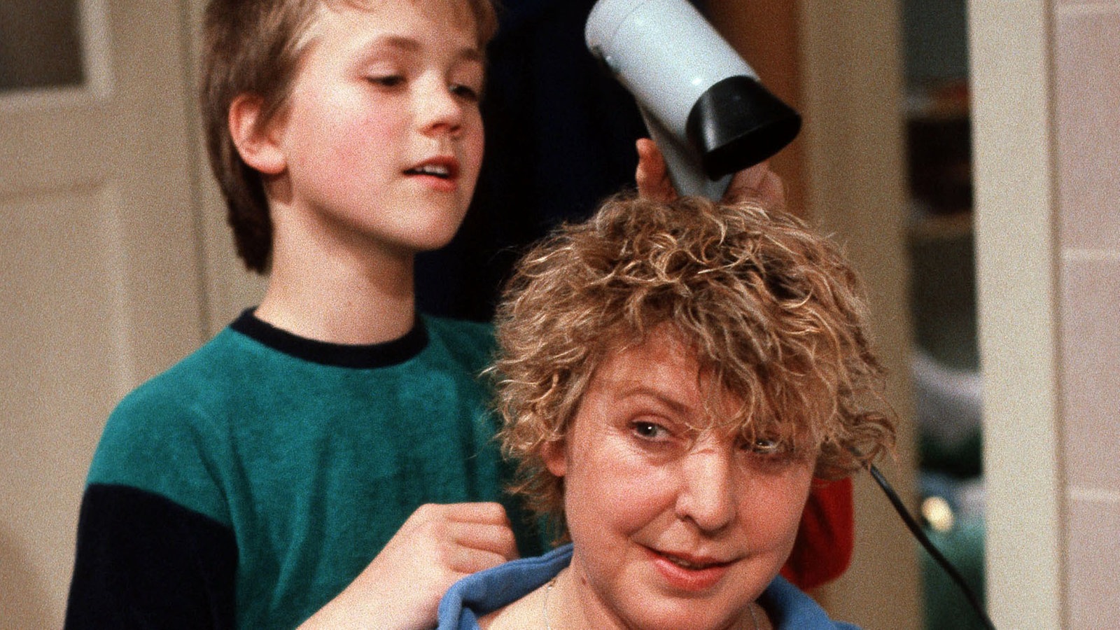 Klausi hilft Helga beim Haare föhnen.