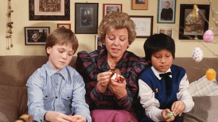 Klausi (Moritz A. Sachs), Helga (Marie-Luise Marjan) und Manoel (Marcel Komissin) essen Ostereier.