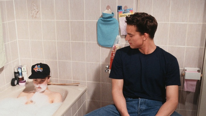 Klausi (Moritz A. Sachs, links) schüttet seinem Bruder Benny (Christian Kahrmann) das Herz aus.