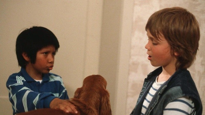 Klausi (Moritz A. Sachs, rechts) hat über seinen Hund Kontakt zu Manoel (Marcel Komissin) geknüpft.