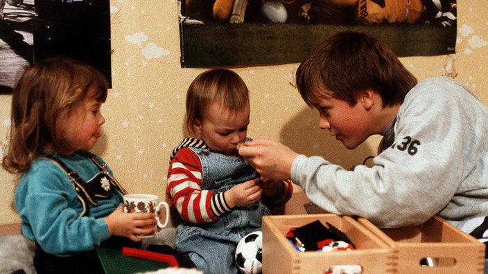 Klausi (Moritz A. Sachs, rechts) spielt mit seinen Halbgeschwistern Sarah (Julia Stark) und Tom (Johannes Scheit) solange sie bei Helga unterkommen.