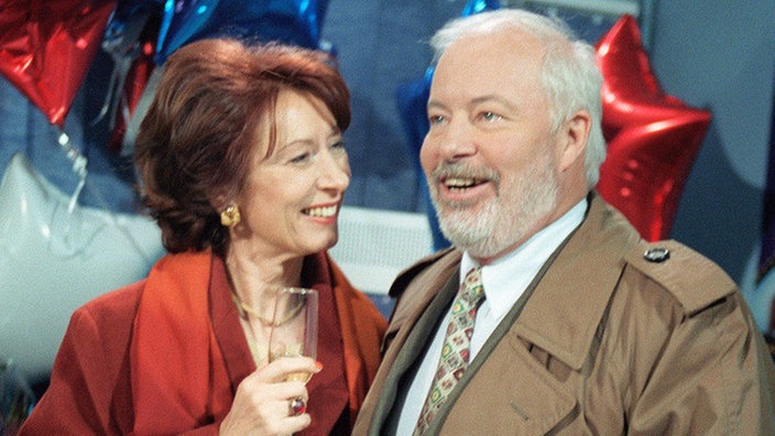 Kleine Ansprache: Marlene (Renate Koehler) und Erich (Bill Mockridge) eröffnen heute direkt neben Helgas “Ehrlich-Reisen” ein Reisebüro - mit dem sinnigen Namen “Erich-Reisen”.