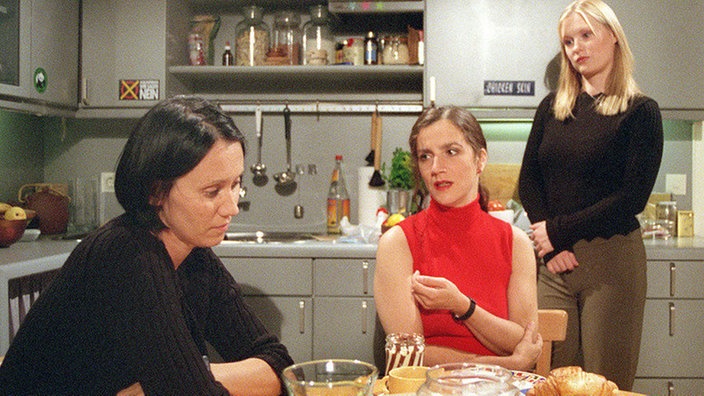 Krisengespräch in der Küche: Beate (Susanne Gannott, Mitte) und Tanja (Sybille Waury, rechts) überlegen, wie sie Urszula (Anna Nowak) helfen können.