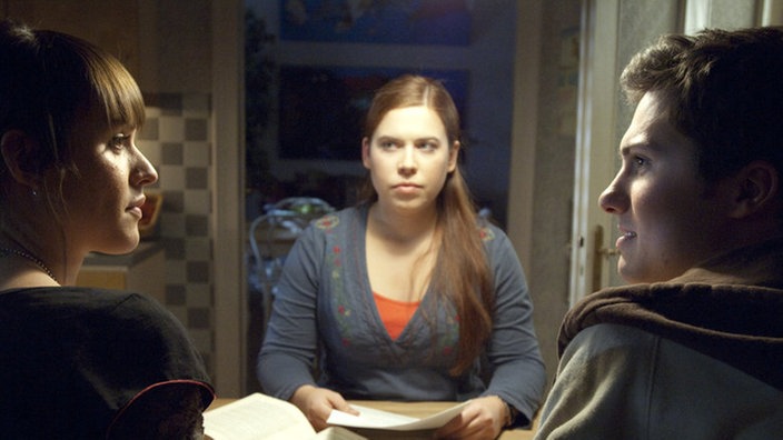 Krisensitzung: Jack (Cosima Viola, links) und Felix (Oliver Moser) hoffen auf Sarahs (Julia Stark) fachliche Beratung.