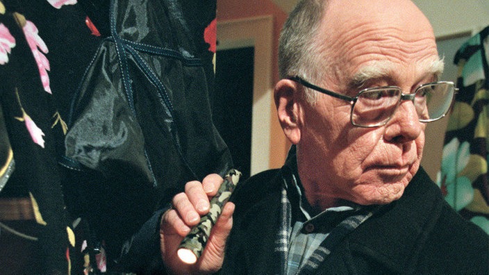 Krumme Tour: Backhaus (Heinz W. Krückeberg) stiehlt aus Helgas Wohnung eine wertvolle Armbanduhr.