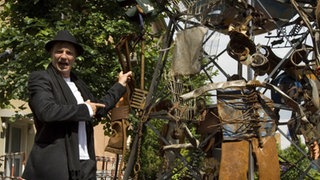 Kunstaktion in der Lindenstraße: „Zorro“ (Thorsten Nindel) enthüllt seine „Antipoden“ – und sorgt anschließend für eine weitere Überraschung.
