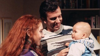 Kurt (Michael Marwitz) kümmert sich gerne um den Kleinen: Iffi (Rebecca Simoneit-Barum) ist ihm sehr dankbar.