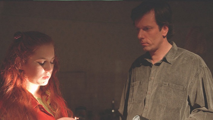 Kurt (Michael Marwitz) macht sich Sorgen um Iffi (Rebecca Siemoneit-Barum) und Momo. Eindringlich bittet er Iffi zur Vernunft zu kommen.