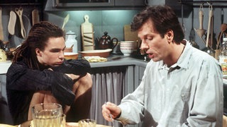 Kurt (Michael Marwitz, rechts) macht Momo (Moritz Zielke) den Vorschlag, die Sache mit dem Sportlehrer selbst ins Reine zu bringen.