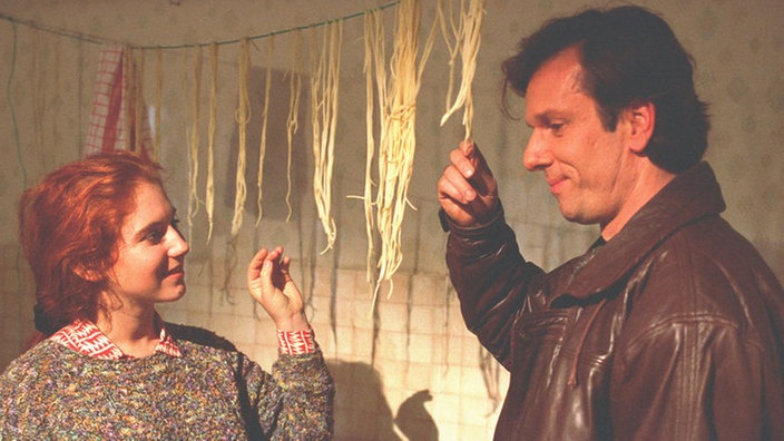 Kurt (Michael Marwitz) und Iffi (Rebecca Siemoneit-Barum) verstehen sich ausgesprochen gut.