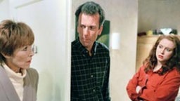 Kurt (Michael Marwitz) zwischen zwei Frauen: Eva (Inga Abel, links) und Iffi (Rebecca Siemoneit-Barum).