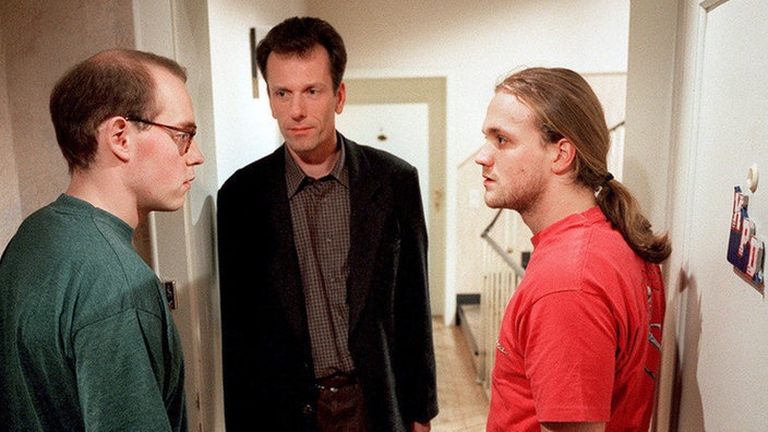 Kurt Sperling  (Michael Marwitz, Mi) steht plötzlich in der Tür. Philipp (Philipp Neubauer, li) und Klaus (Moritz A. Sachs) sind mehr als erstaunt.