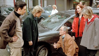 Kurz vor dem Ziel macht der Reifen von Hans' Auto schlapp. Wie soll man jetzt den Gerichtstermin schaffen (v.l.: Michael Laricchia, Andrea Spatzek, Joachim Hermann Luger, Rebecca Siemoneit-Barum, Nadine Spruß)?
