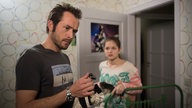 Lara sieht, dass Alex ihren Diebstahl entdeckt