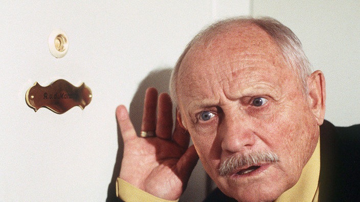 Lauschangriff: Franz Wittich (Martin Rickelt) spioniert vor Amélies Tür.