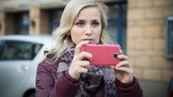 Lea fotografiert vor dem Astor