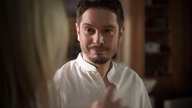 Lea guckt fragend zu Timo